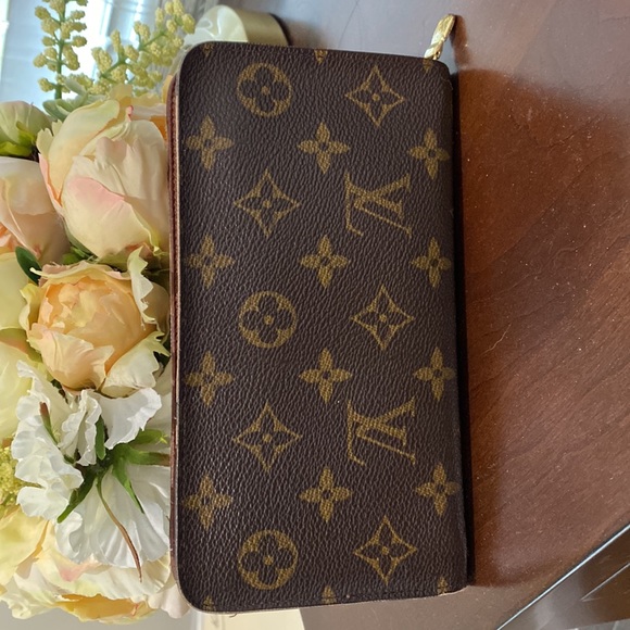 Authentic Louis Vuitton zippy wallet - Picture 12 of 14